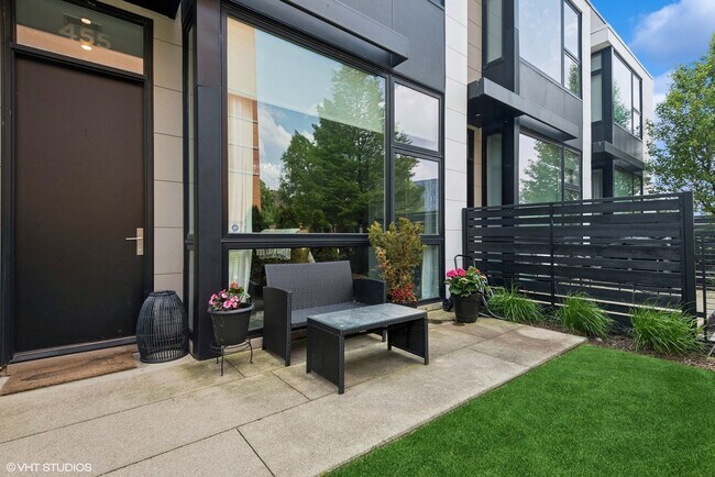 Building Photo - 455 W Hobbie St