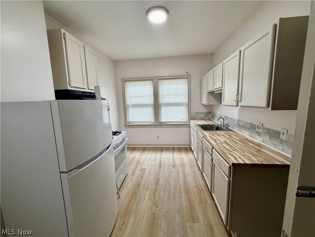 Building Photo - 3430 Beechwood Ave