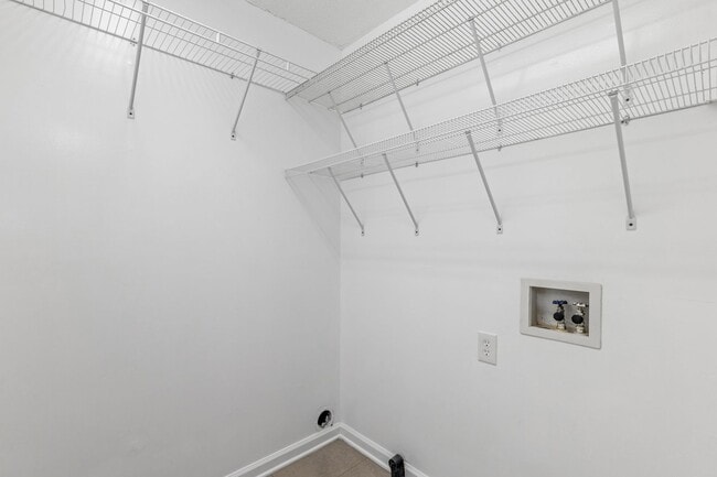 Building Photo - SW - Like New Home! Newer SS Appliances & Cabinets, Ceiling Fans, Blinds, Front Porch and Deck. M...