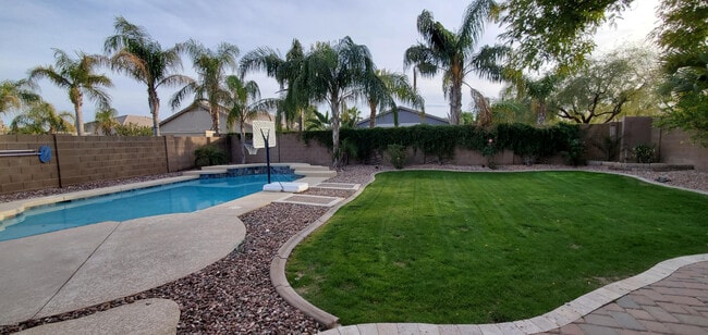 Building Photo - 13727 W San Miguel Ave