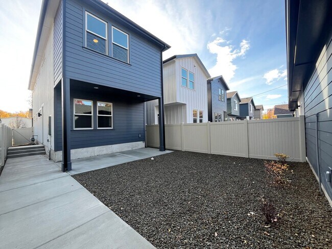 Building Photo - 626 E Krall St