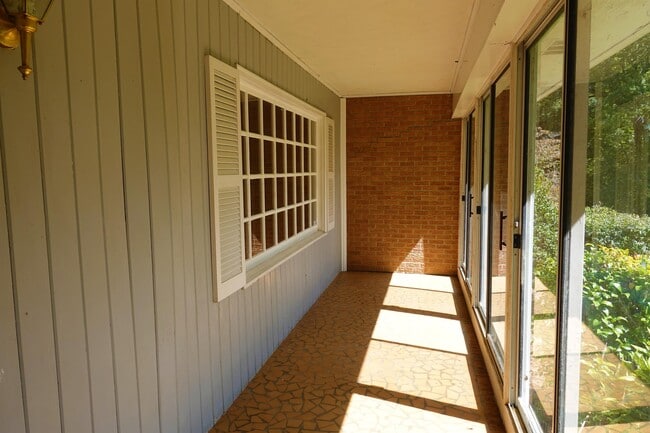 Building Photo - 104 Vanderbilt Rd