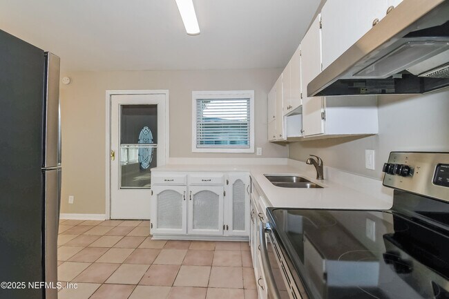 Building Photo - 780 Le Brun Dr