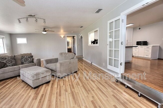 Building Photo - 2128 W La Loma Dr