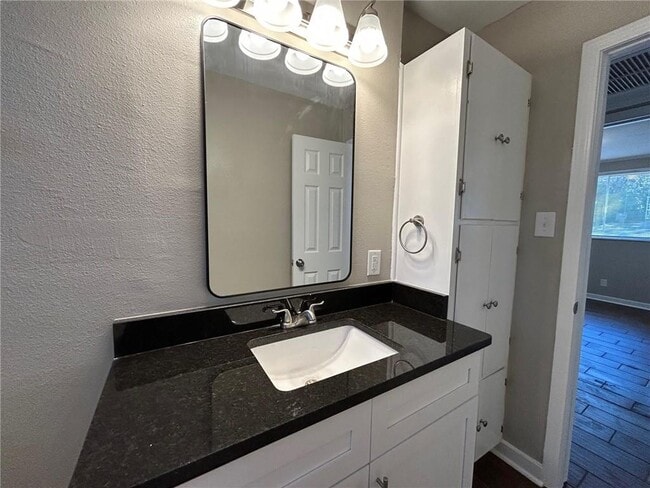 Building Photo - 4010 Sunnyvale Ln S