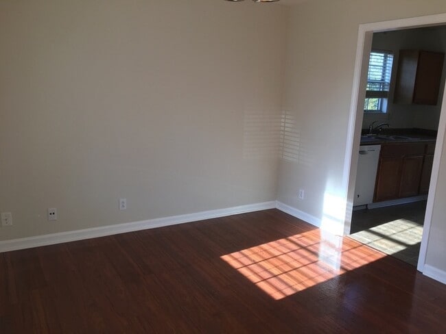 Building Photo - 4 Bedroom 2 bath home off Bell Rd Available !