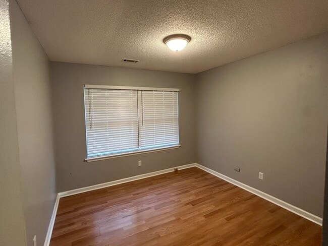 Building Photo - 4 bedroom duplex-East Ridge