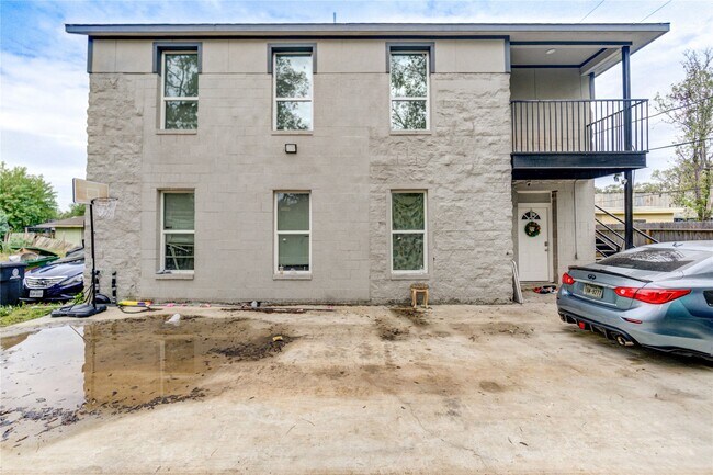 Building Photo - 4323 Continental Dr