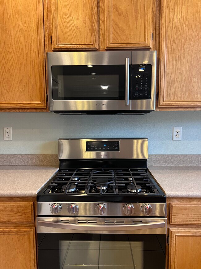 Building Photo - 1927 Silver Crest Ct