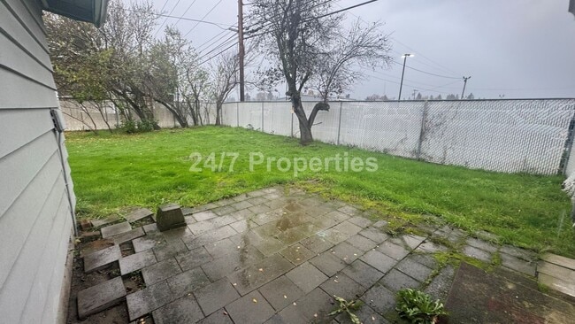 Building Photo - Spacious 4 BD | 2 BA with Backyard - Gladstone