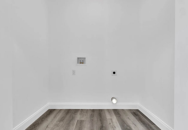 Building Photo - OPEN CONCEPT LIVING!!