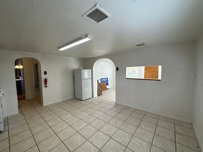 Building Photo - 2 bedroom 1 bathroom house for rent in Blanco