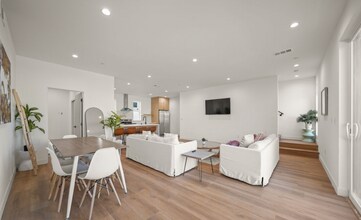 Building Photo - RECENTLY RENOVATED TOWNHOME | 5 BED 5 BATH | PRIVATE ROOFTOP DECK |  PET FRIENDLY | SPACIOUS BEDR...