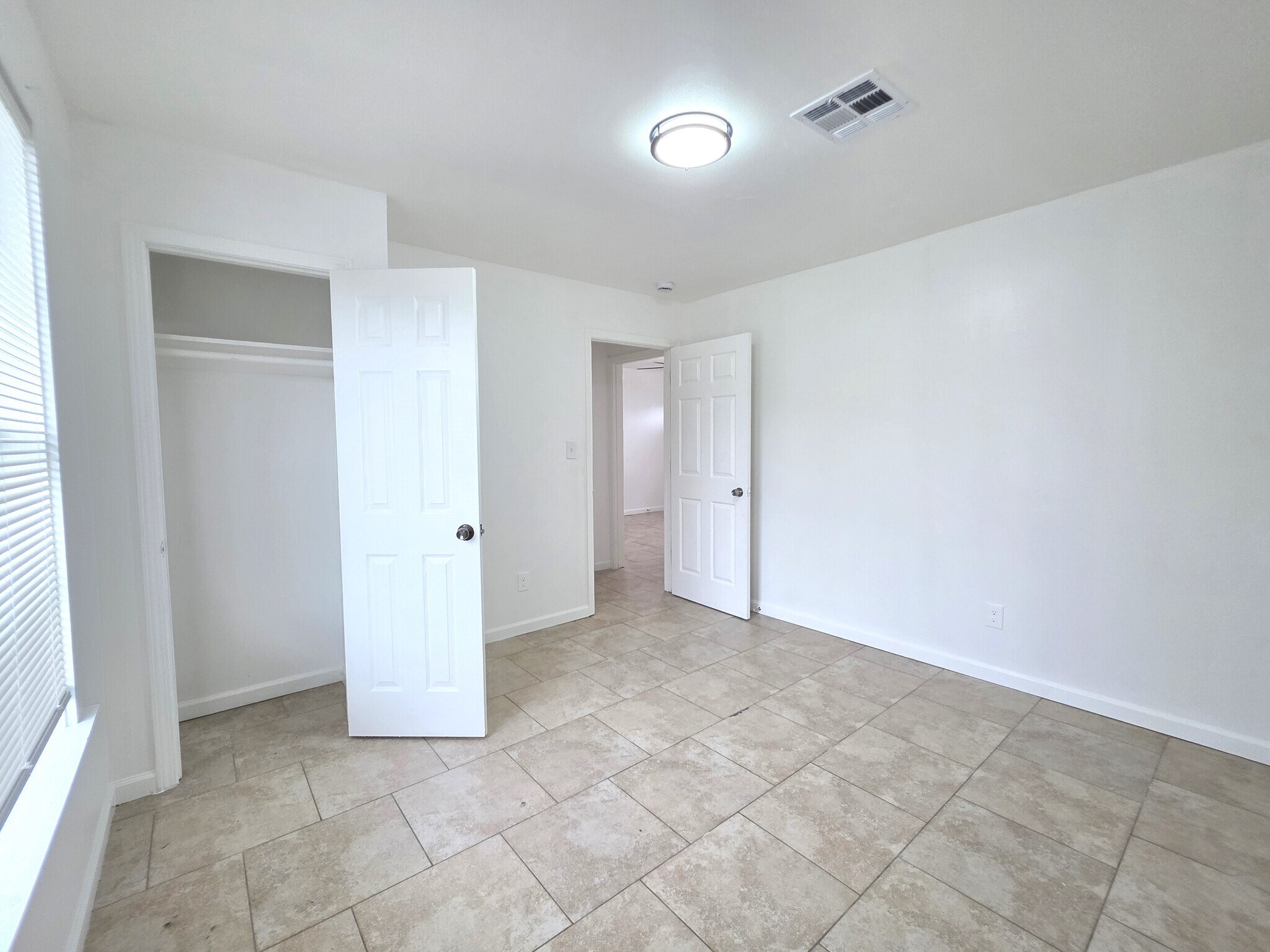 Building Photo - 556 Westwood Dr