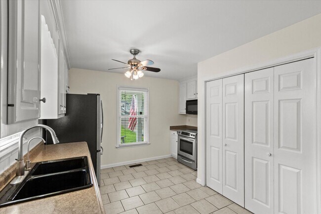 Building Photo - Great location in Five Points Area!