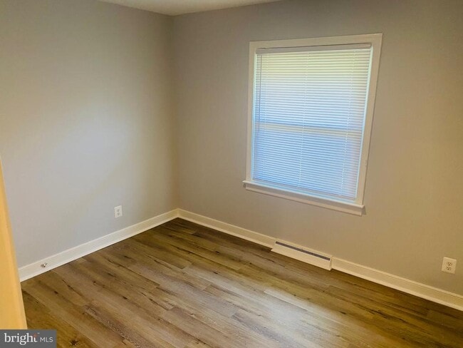 Building Photo - 856 Churchill Dr