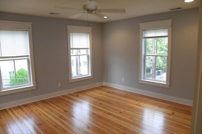 Building Photo - Charming 3-story Home in the Heart of Down...