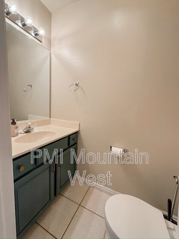 Building Photo - 446 E Parkside Cir