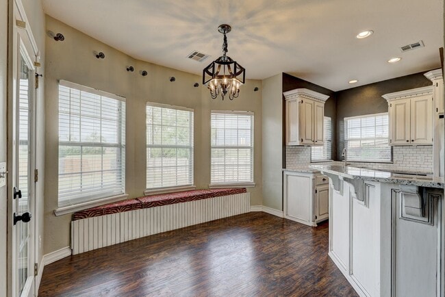 Building Photo - 1605 Silver Oak Dr