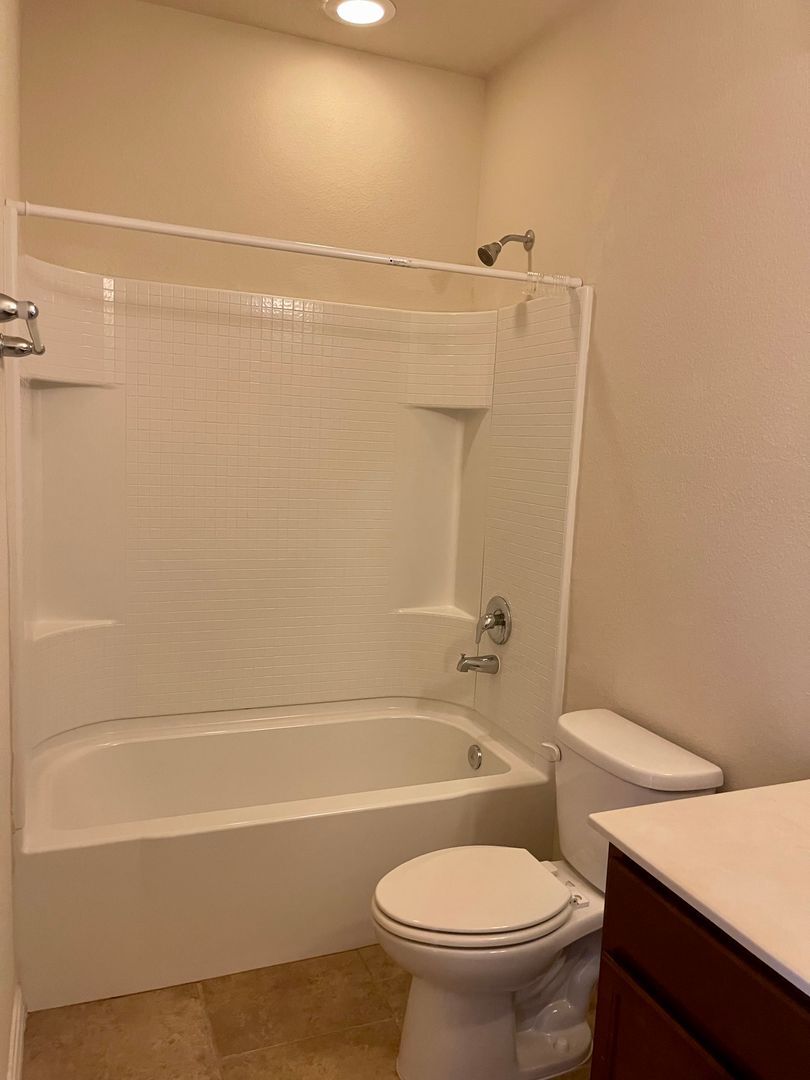 Building Photo - 3 Bedroom / 2.5 Bath / 2 Car Garage Townho...