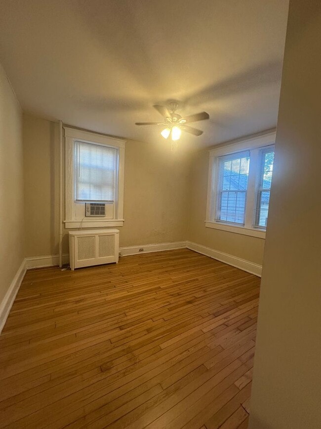 Building Photo - Adorable Condo in Ghent!