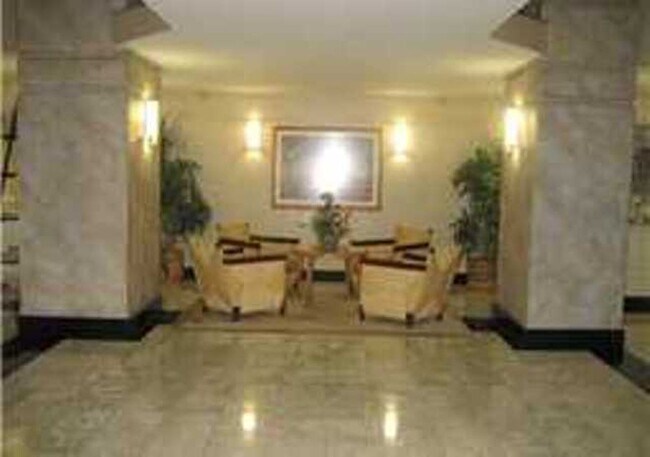 Building Photo - Royal Capitol Plaza 1 bedroom unit
