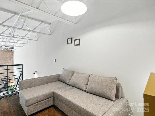 Building Photo - 915 Westmere Ave