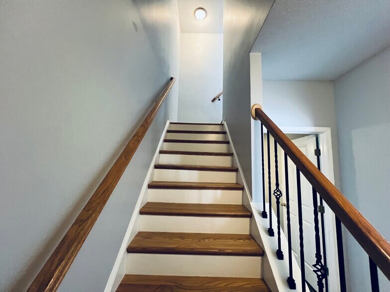 Lower level stakrwell - 1732 Pryor Rd SW