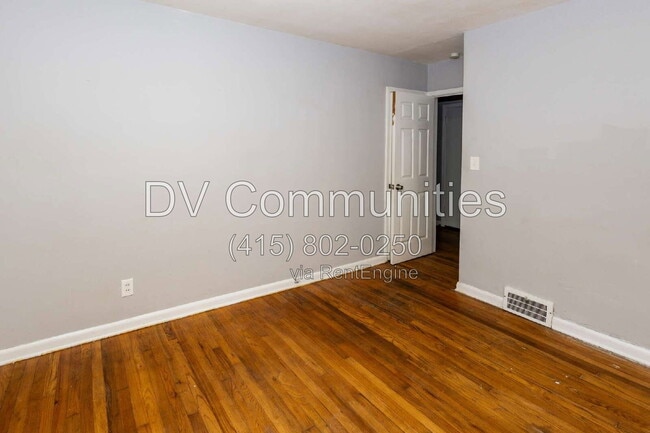 Building Photo - 915 Clarence Rd