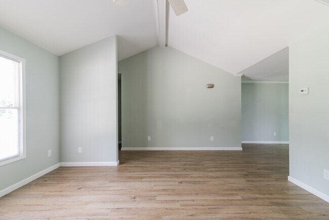 Building Photo - 578 Tryon Pl