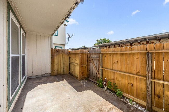 Building Photo - 7835 Bateman Ln