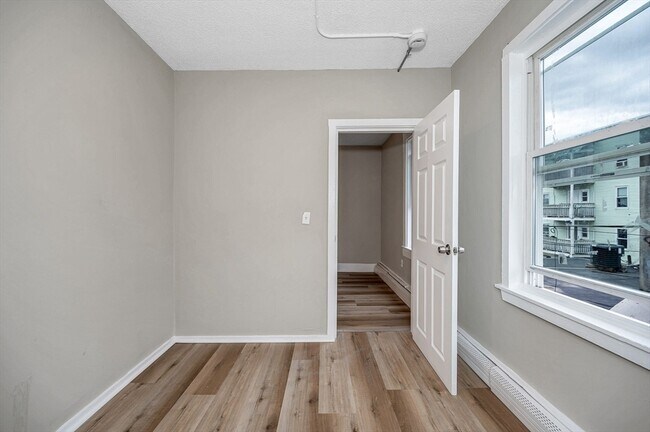 Building Photo - 50 1/2 Common St