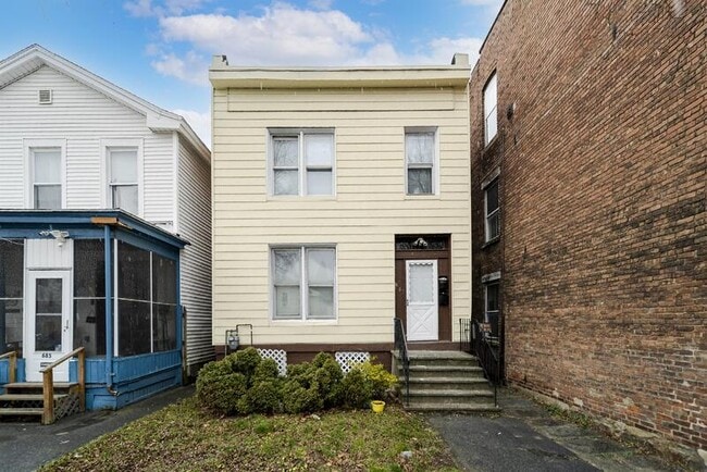 Building Photo - 687 4th Ave