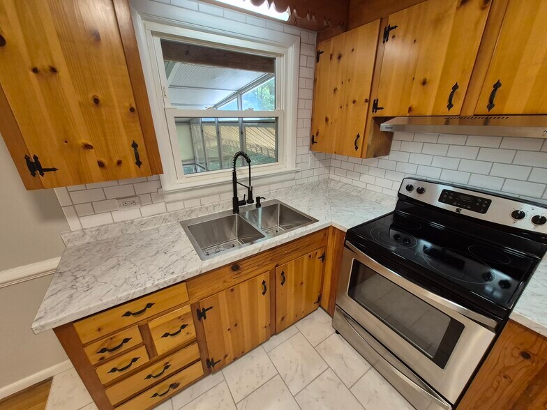 Building Photo - 1108 Dandridge Dr
