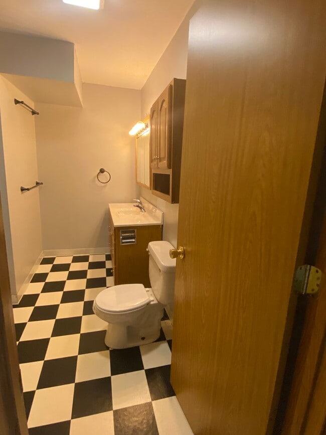 Building Photo - 3 Bed 1 Bath with Double Stall Garage