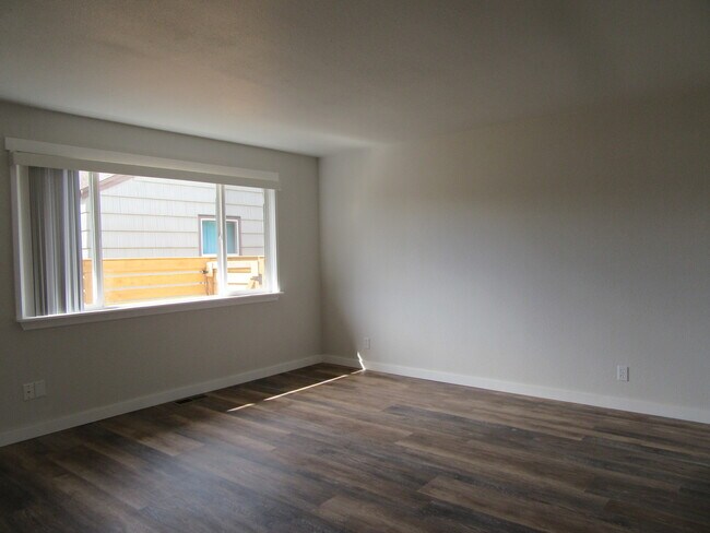 Building Photo - 2 bedroom 1 bath duplex in downtown Kent