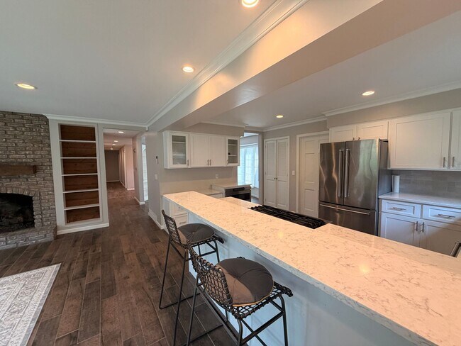 Building Photo - 357 Shore Haven Dr SE