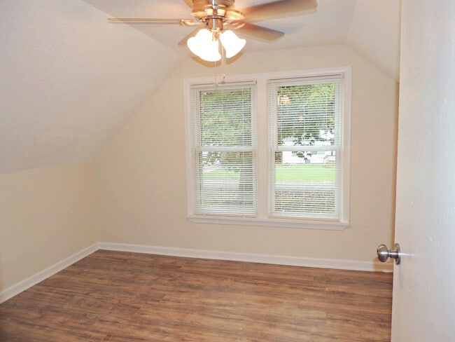 Building Photo - 3 Bed - 1.5 Bath Bungalow for Rent in Eastlake | Enchanting!