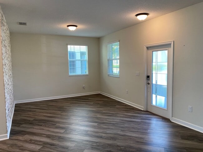 Building Photo - STOREY PARK - 3BR/2.5BA TOWNHOME WITH 2 CAR GARAGE