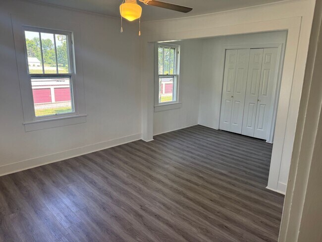 Building Photo - 1 Bedroom 1 Bath Apartment in Greeneville, TN