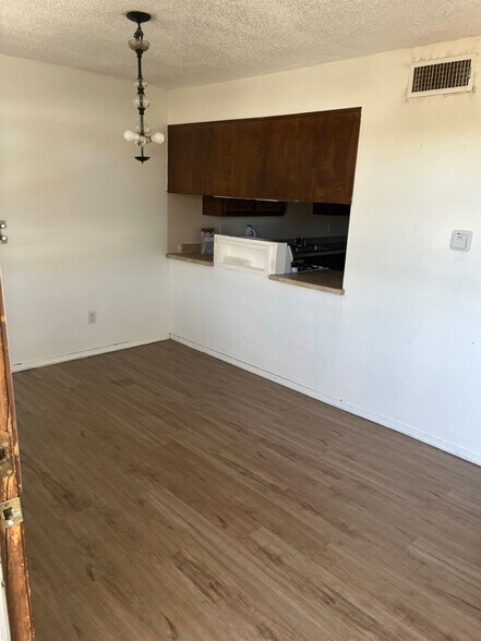 Building Photo - 2807 E 22nd St