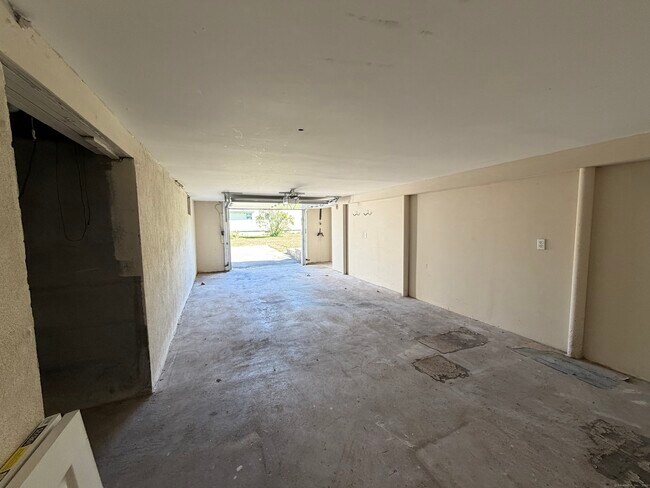 Building Photo - 112 W Hartford Rd