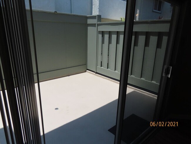 Building Photo - Two Bedroom Townhome in Linda Visa