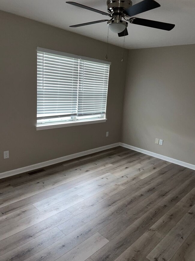 Building Photo - 2 bedroom 1.5 bath townhome