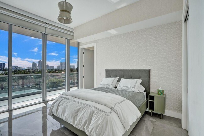 Building Photo - 18501 Collins Ave