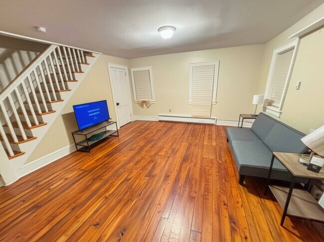 Building Photo - 724 Church St