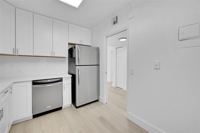 Building Photo - 2801 N Palm Aire Dr
