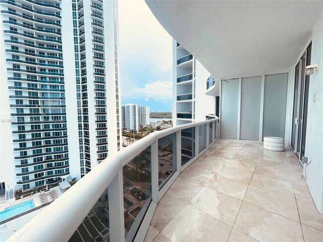 Building Photo - 16001 Collins Ave