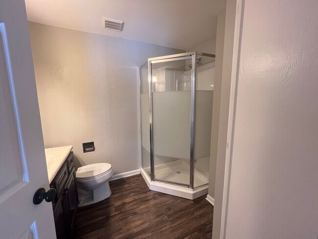 Building Photo - Single Family Home - Three Bedroom Tri-level!