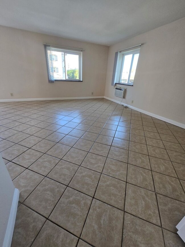 Building Photo - Chestnut